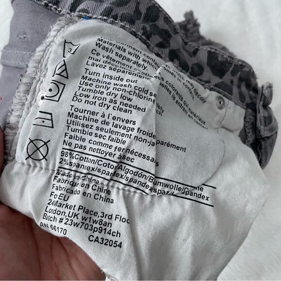 BDG high rise cheeky leopard print jean shorts gray denim size 28 - Picture 4 of 4